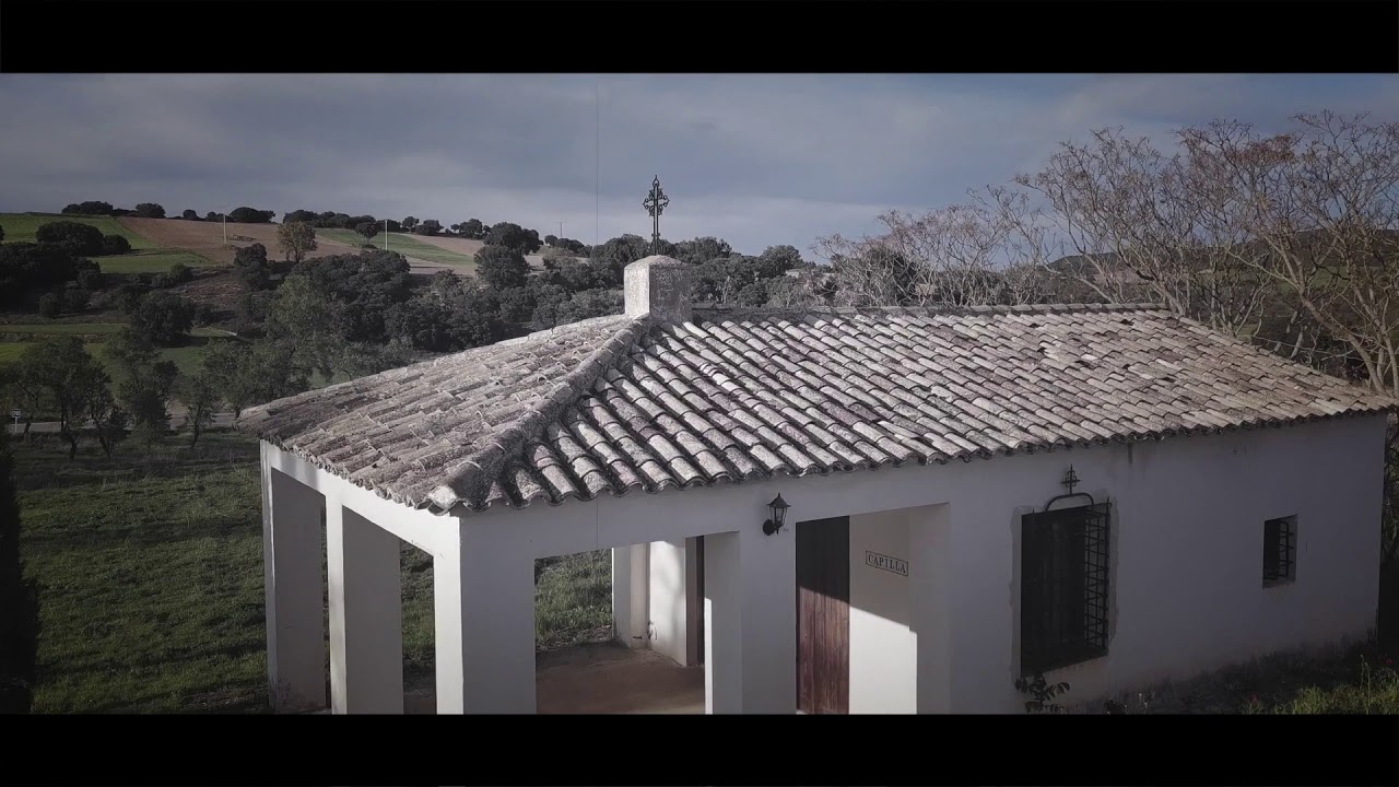 Vista aérea de una ermita y el paisaje que la rodea
